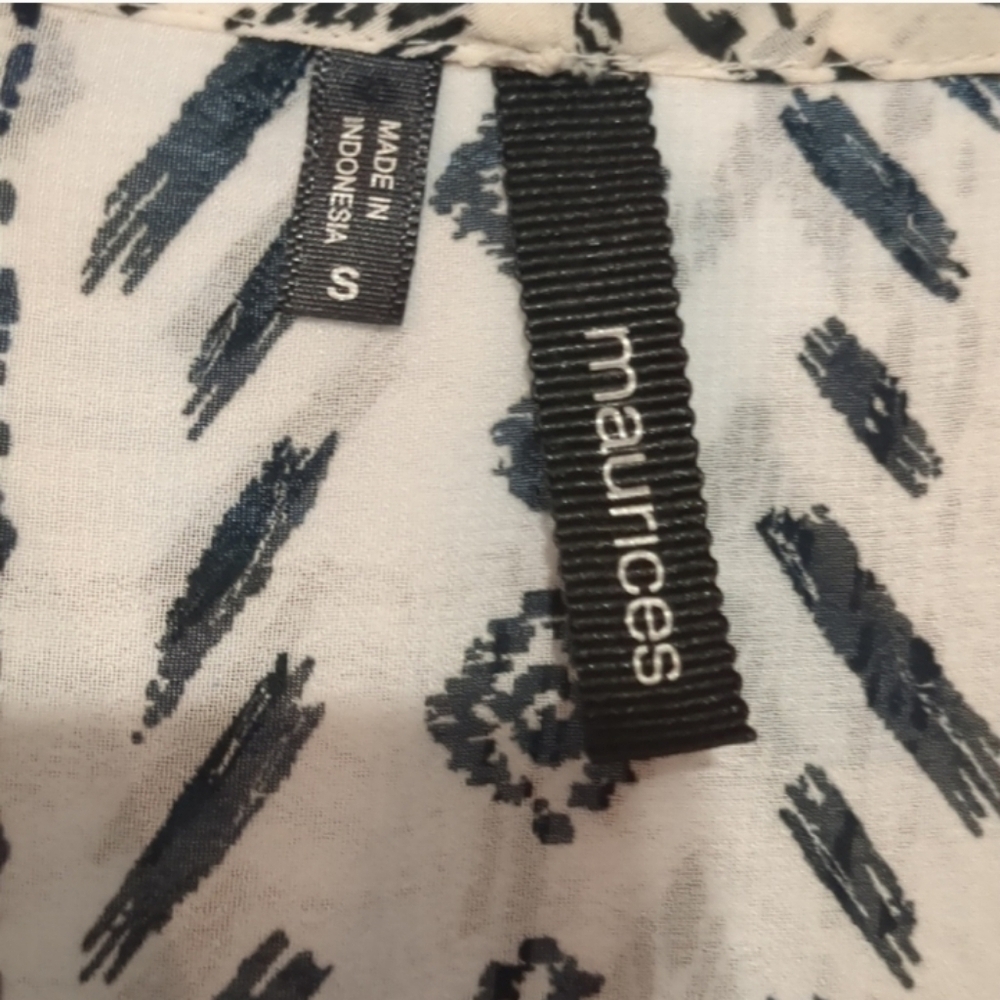 💥4 For $20💥Maurices White and Blue Patterned Blouse Size Small - Picture 7 of 7